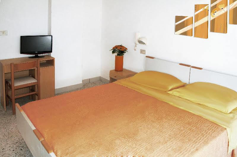 Hotel Lagomaggio リミニ エクステリア 写真